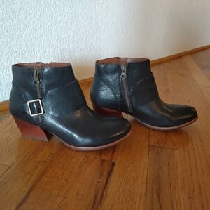 Korks Kork Ease 7.5 Boots Shoe Black Leather Zip Ankle Bootie with Buckle Accent
